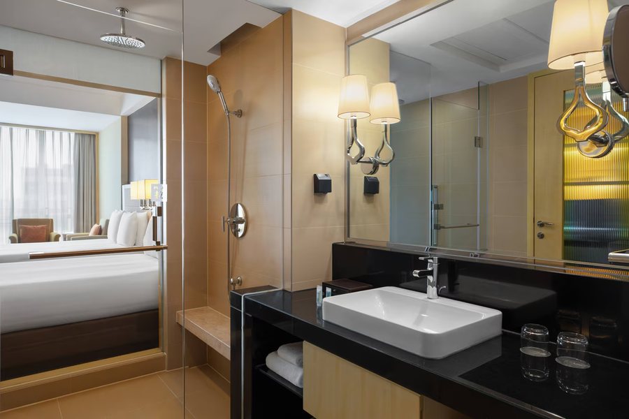 Courtyard by Marriott Shanghai Central — Bathroom