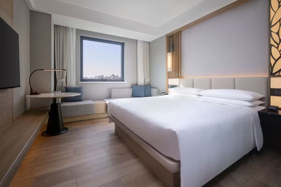 Courtyard by Marriott Shanghai Xujiahui — Guest room