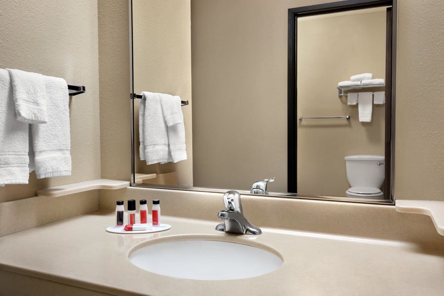 Courtyard by Marriott Sioux Falls — Bathroom