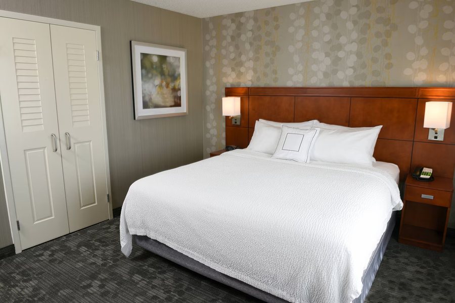 Courtyard by Marriott Sioux Falls — Guest room
