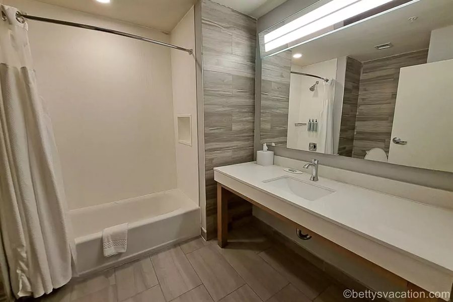 Courtyard by Marriott South Padre Island — Bathroom