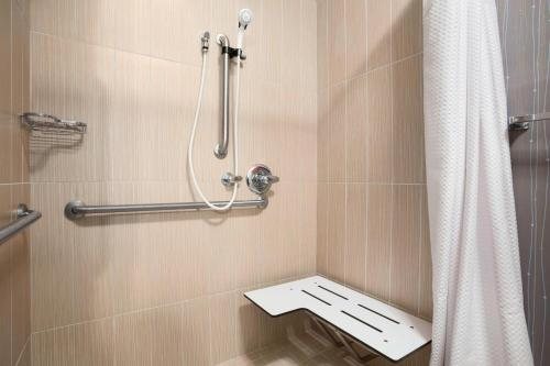 Courtyard by Marriott Springfield Airport — Bathroom
