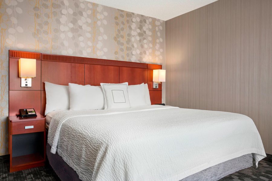 Courtyard by Marriott Springfield Airport — Guest room