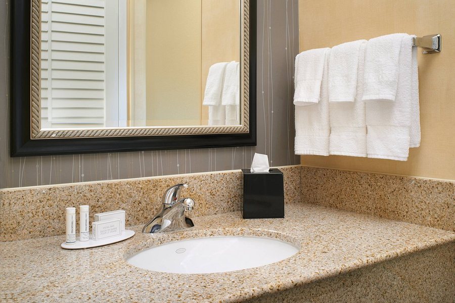 Courtyard by Marriott St Louis Downtown West — Bathroom