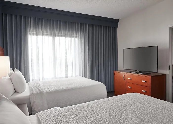 Courtyard by Marriott St Louis Downtown West — Guest room