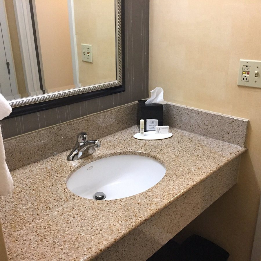 Courtyard by Marriott St Louis Westport Plaza — Bathroom