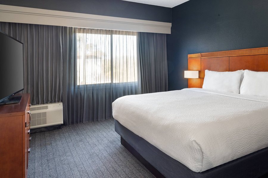 Courtyard by Marriott St Petersburg Clearwater — Guest room