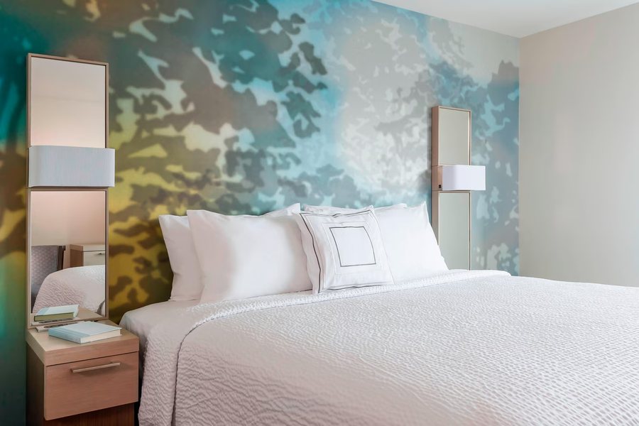 Courtyard by Marriott Stafford Quantico — Guest room