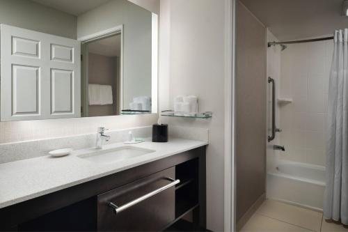 Courtyard by Marriott Stockton — Bathroom
