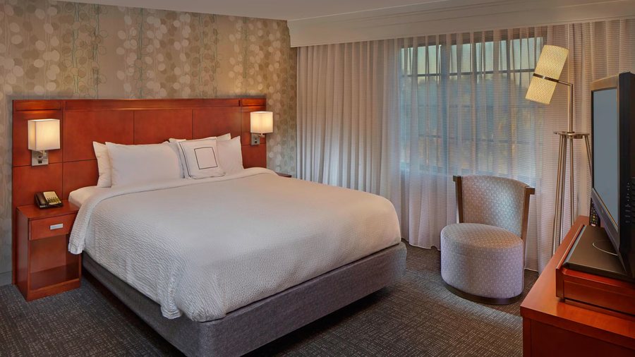 Courtyard by Marriott Stuart — Guest room