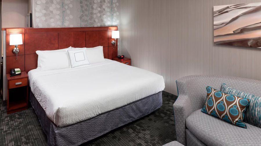 Courtyard by Marriott Suffolk Chesapeake — Guest room