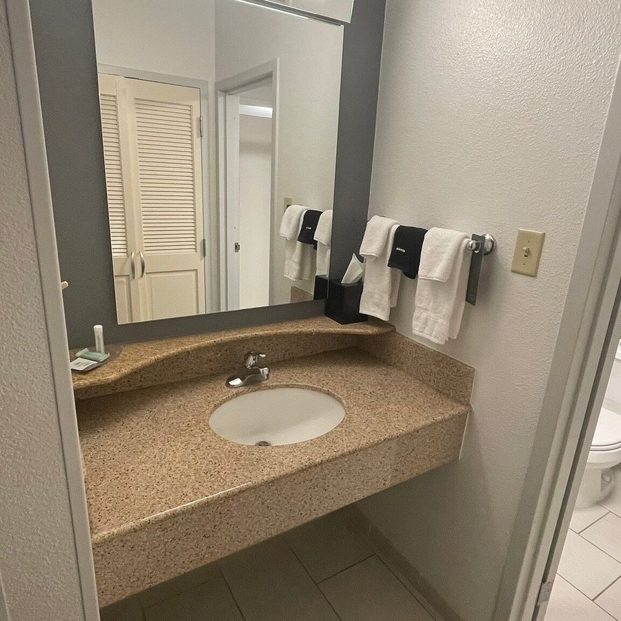 Courtyard by Marriott Tallahassee Downtown Capitol — Bathroom