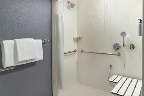 Courtyard by Marriott Tallahassee North I 10 Capital Circle — Bathroom