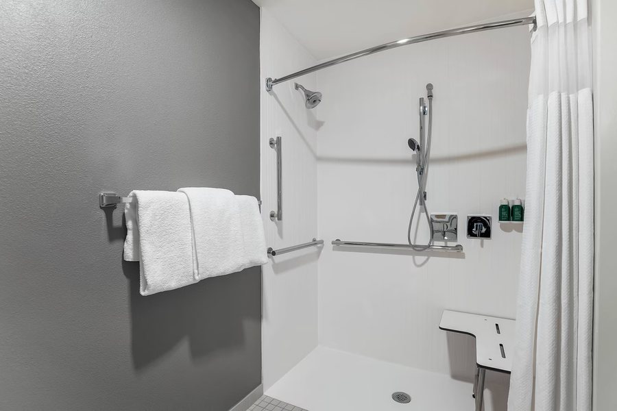 Courtyard by Marriott Tampa Brandon — Bathroom
