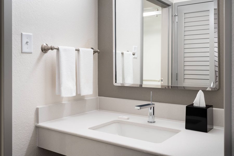 Courtyard by Marriott Tampa Downtown — Bathroom