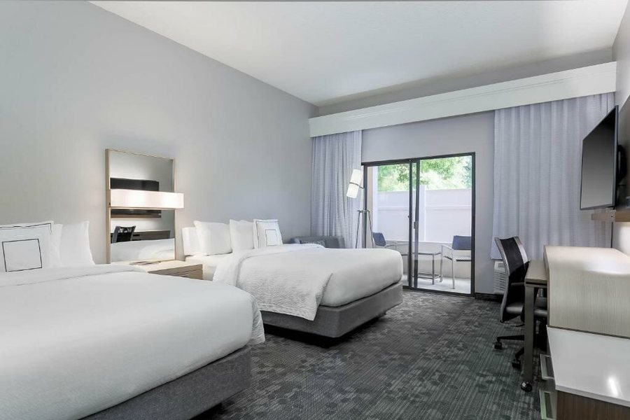 Courtyard by Marriott Tampa Downtown — Guest room