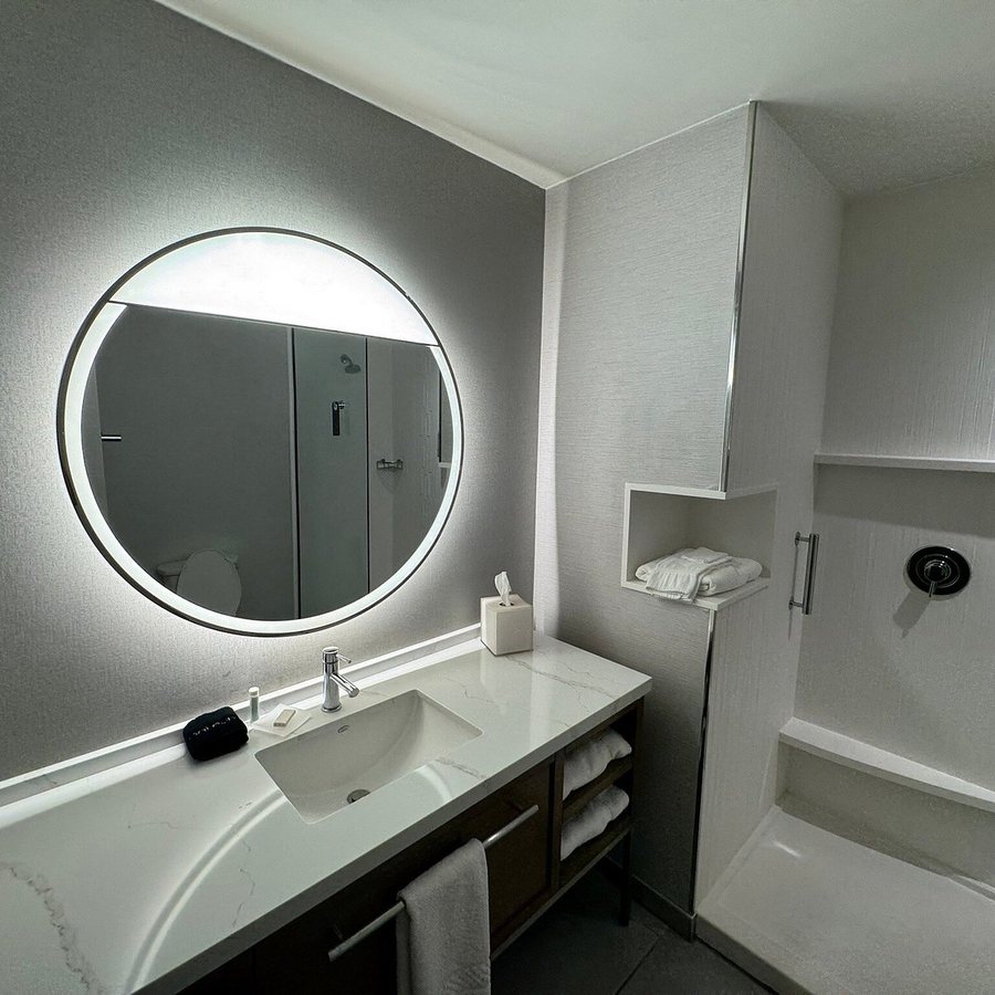 Courtyard by Marriott Thomasville Downtown — Bathroom
