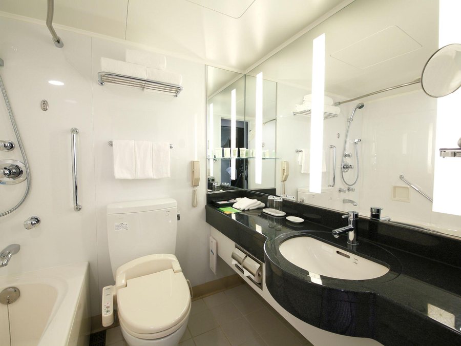 Courtyard by Marriott Tokyo Ginza Hotel — Bathroom