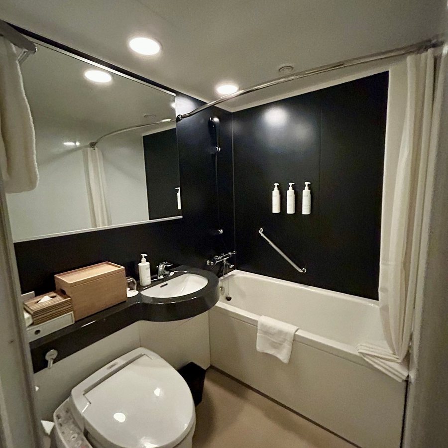 Courtyard by Marriott Tokyo Station — Bathroom