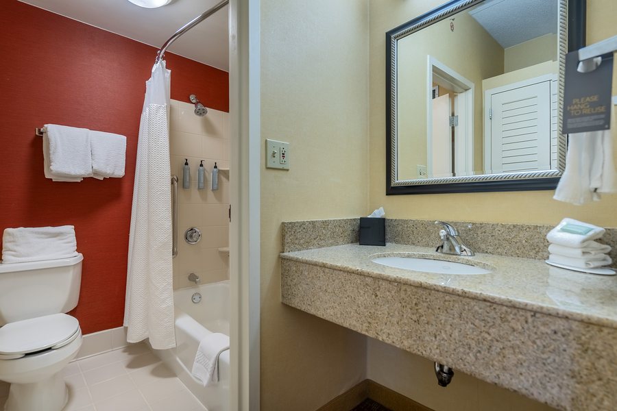 Courtyard by Marriott Toledo Maumee Arrowhead — Bathroom