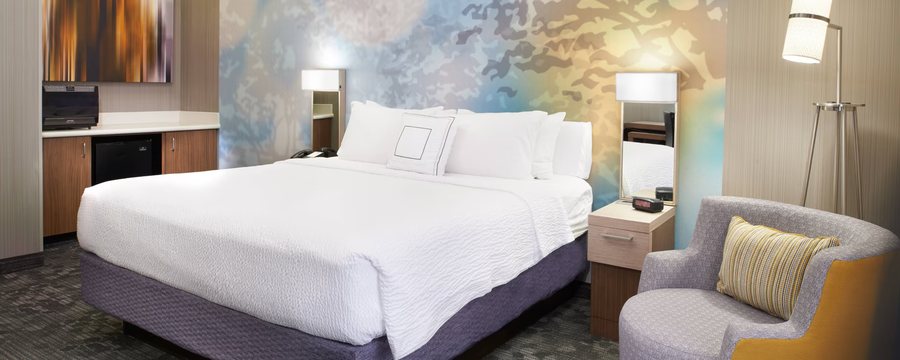 Courtyard by Marriott Toledo Maumee Arrowhead — Guest room