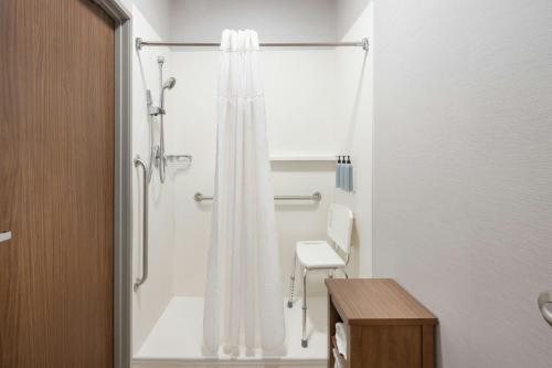 Courtyard by Marriott Traverse City — Bathroom