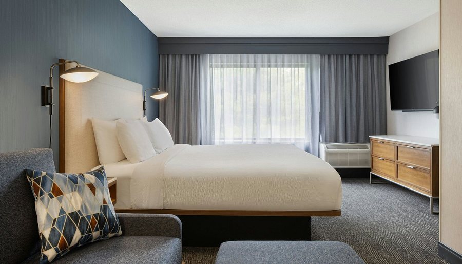 Courtyard by Marriott Traverse City — Guest room