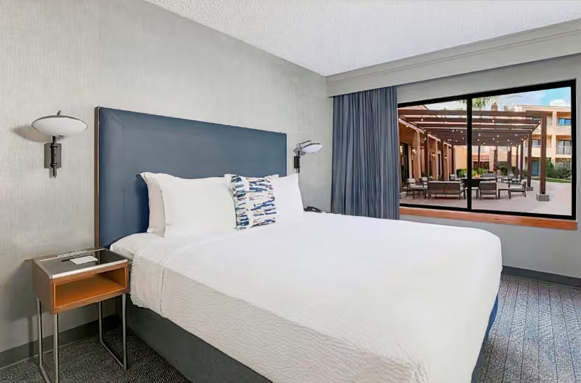 Courtyard by Marriott Tucson Airport — Guest room