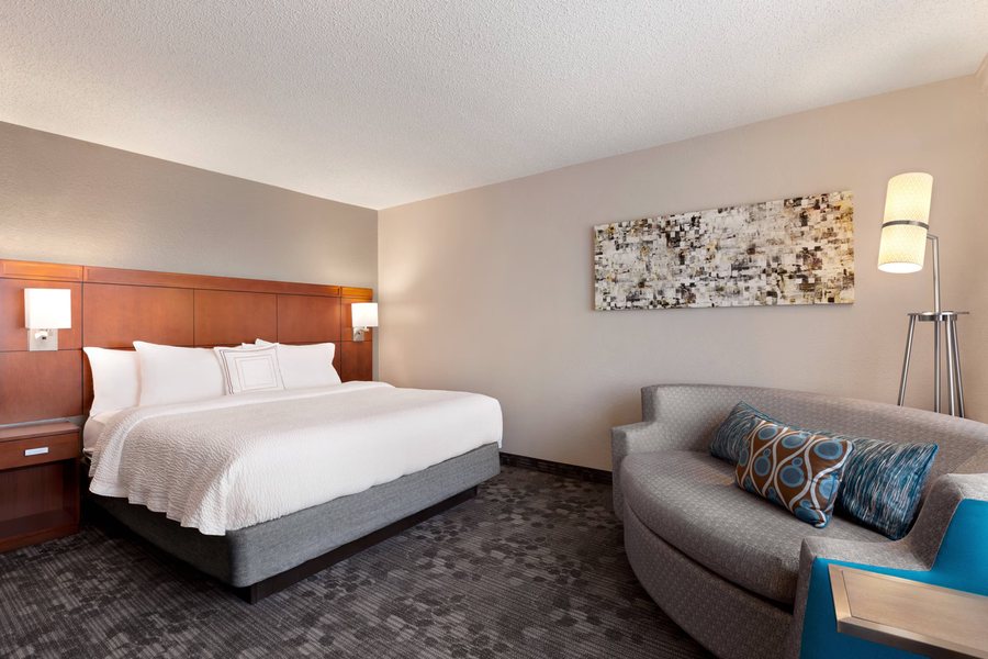 Courtyard by Marriott Tulsa Central — Guest room