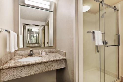 Courtyard by Marriott Tulsa Downtown — Bathroom