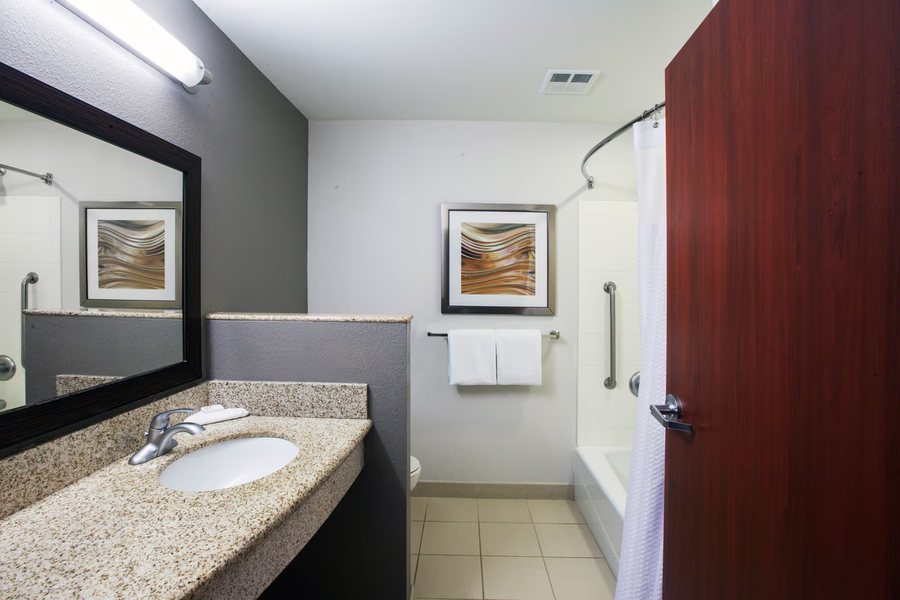 Courtyard by Marriott Tulsa Woodland Hills — Bathroom