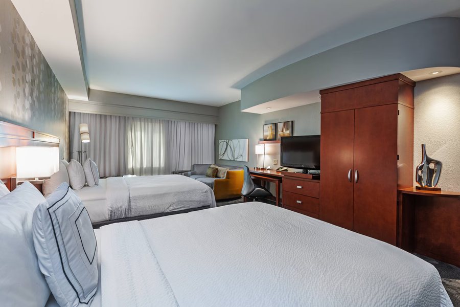 Courtyard by Marriott Tulsa Woodland Hills — Guest room