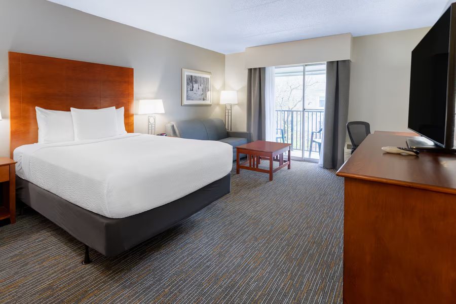 Courtyard by Marriott Valdosta — Guest room