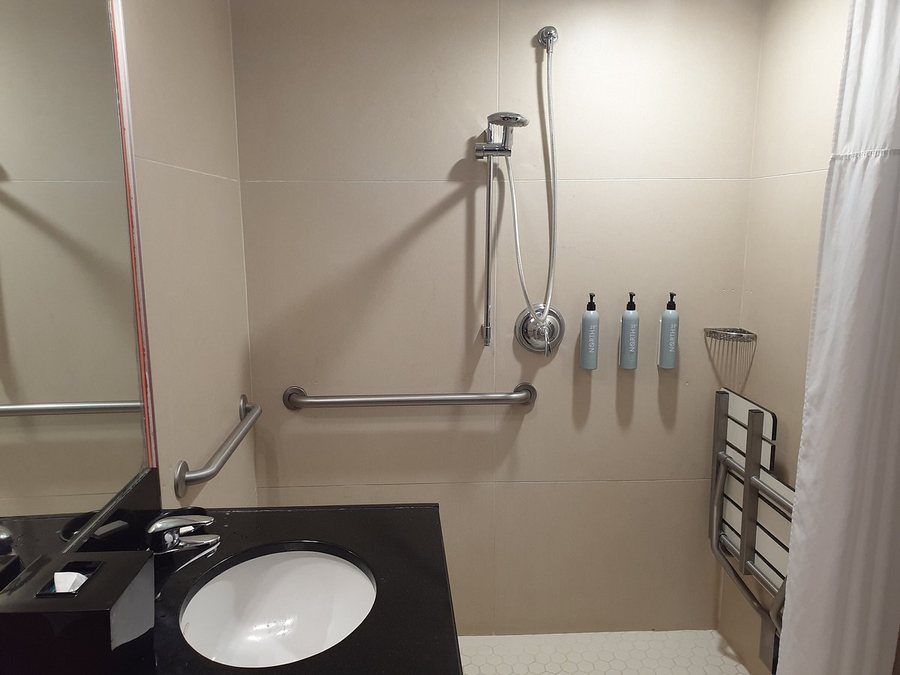 Courtyard by Marriott Waikiki Beach — Bathroom