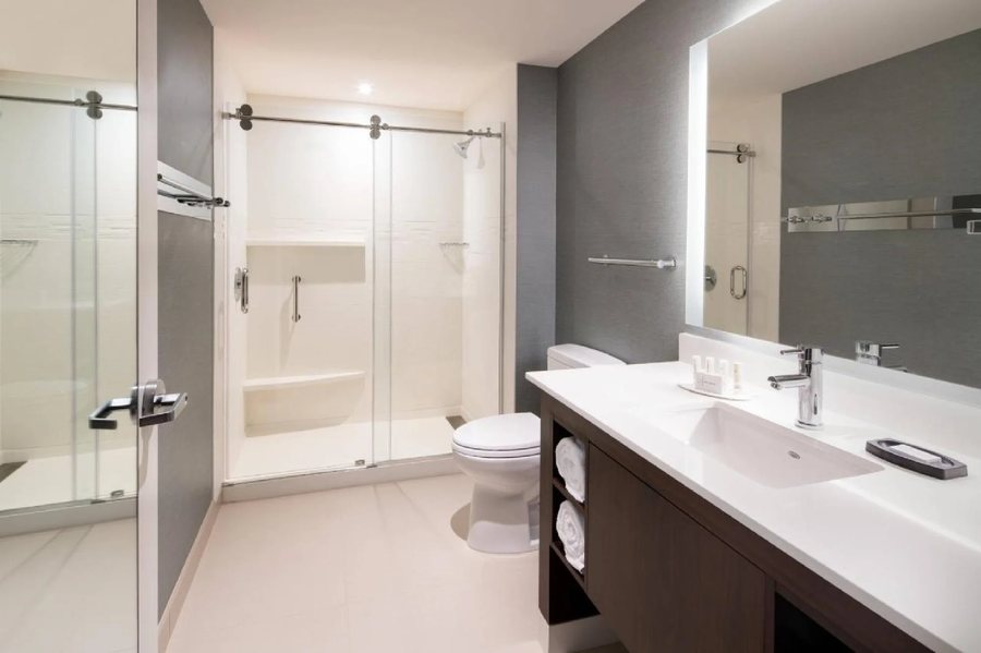 Courtyard by Marriott Washington Capitol Hill Navy Yard — Bathroom
