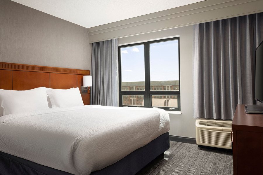 Courtyard by Marriott Washington Capitol Hill Navy Yard — Guest room