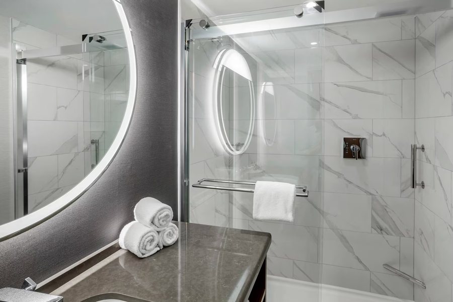 Courtyard by Marriott Washington DC Dupont Circle — Bathroom