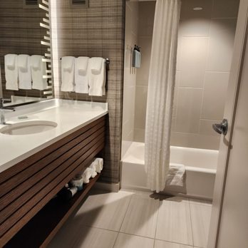 Courtyard by Marriott Washington Downtown Convention Center — Bathroom