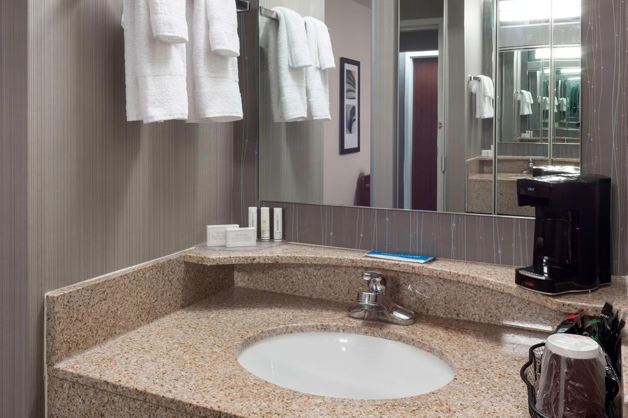 Courtyard by Marriott Wichita at Old Town — Bathroom