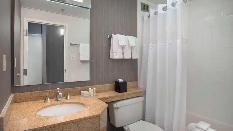 Courtyard by Marriott Wilmington Downtown — Bathroom