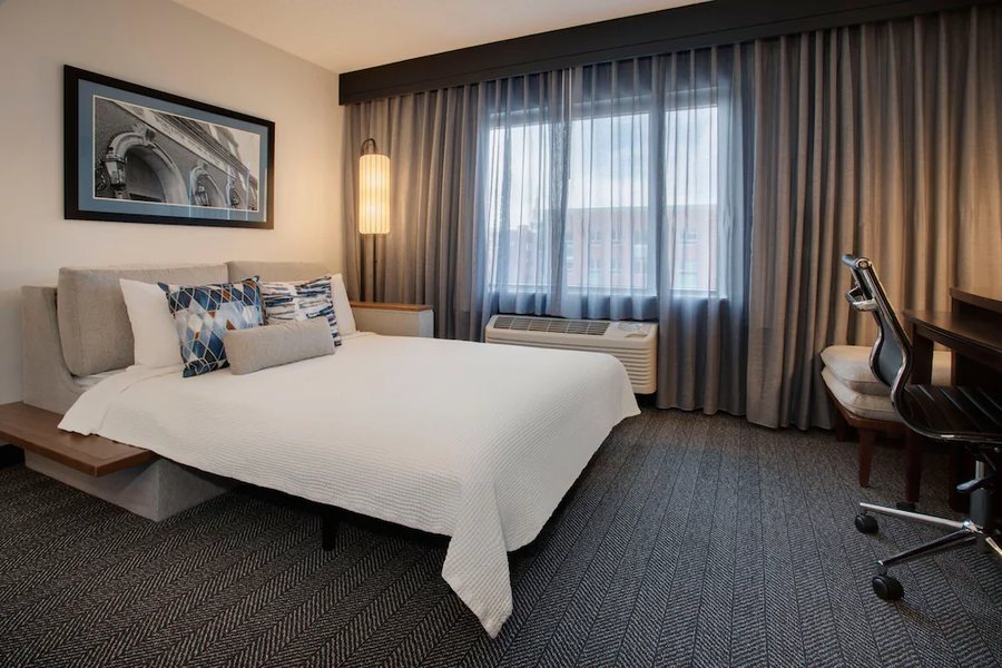 Courtyard by Marriott Worcester — Guest room