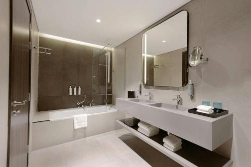 Courtyard by Marriott World Trade Centre Dubai — Bathroom