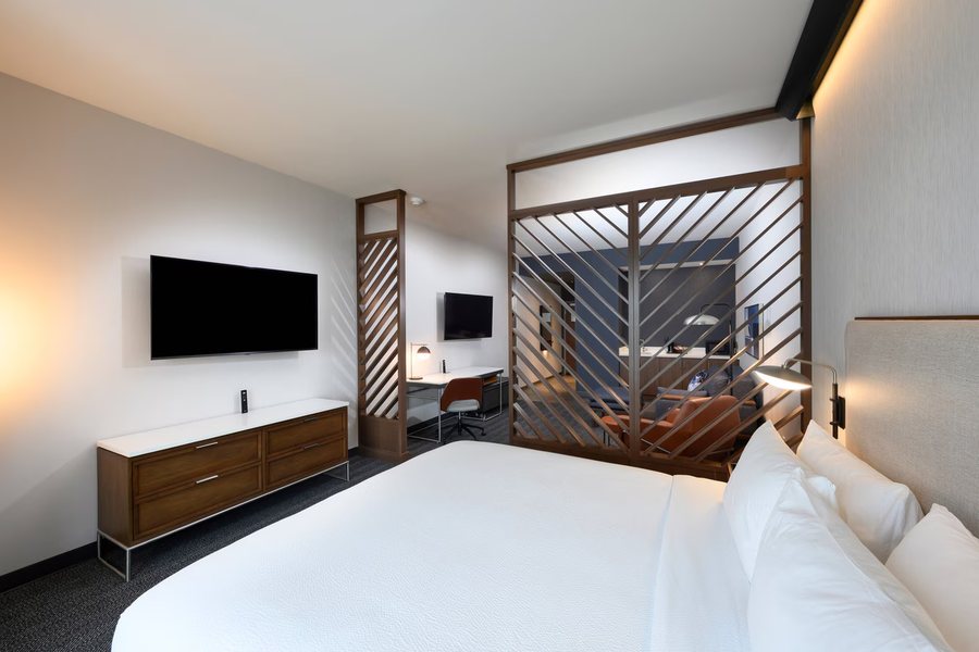 Courtyard Charlotte Waverly — Guest room