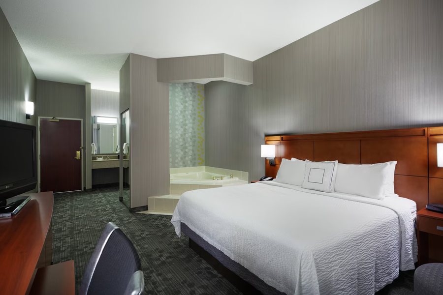 Courtyard Chicago St Charles — Guest room