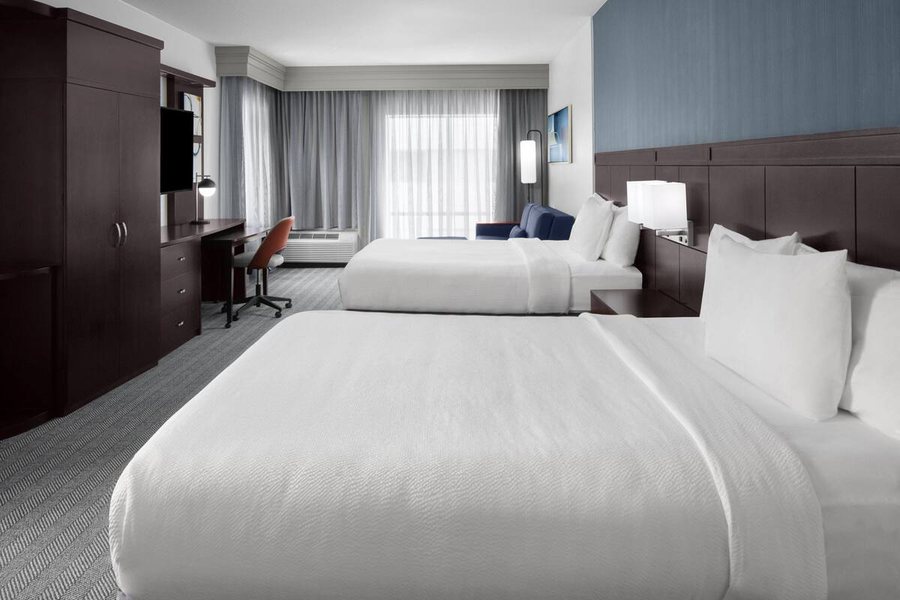 Courtyard Cleveland University Circle — Guest room