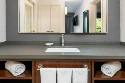 Courtyard Danbury — Bathroom