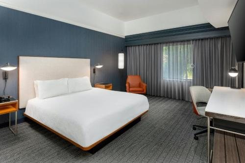 Courtyard Danbury — Guest room