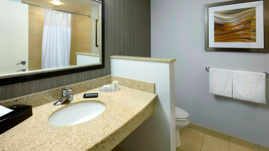 Courtyard Dayton South — Bathroom