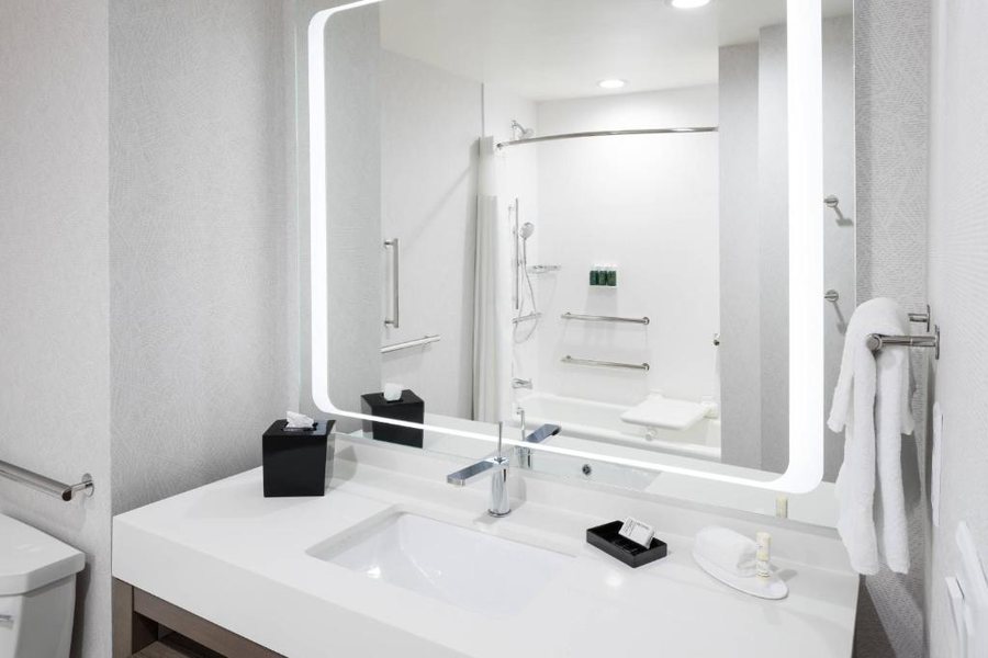 Courtyard Houston Heights I 10 — Bathroom