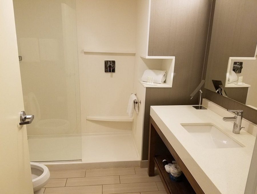 Courtyard in the Quarter — Bathroom
